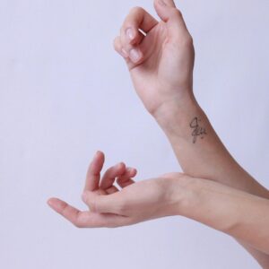 what hand do you wear a wedding ring on 1732559540